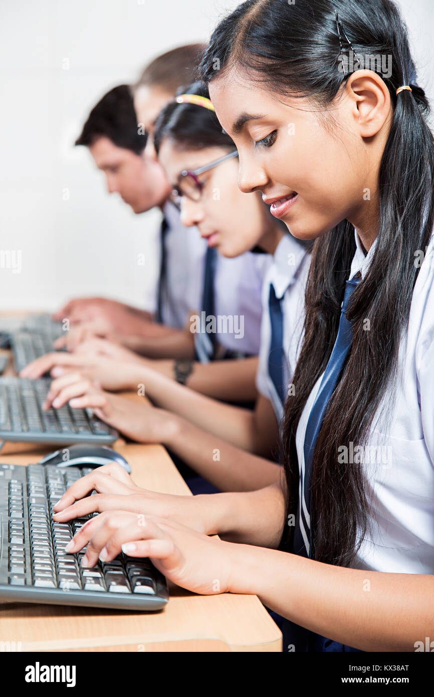 Studenti Computer Studente che utilizza il computer a scuola immagini e fotografie stock ...