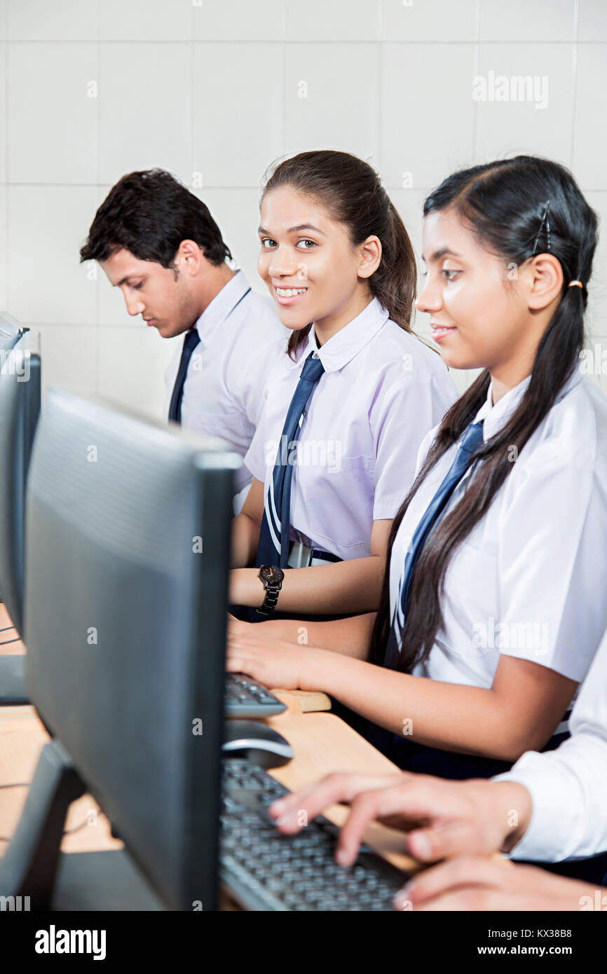 4 Indian alta scuola gli studenti Classmate utilizzando computer studio educazione Foto Stock