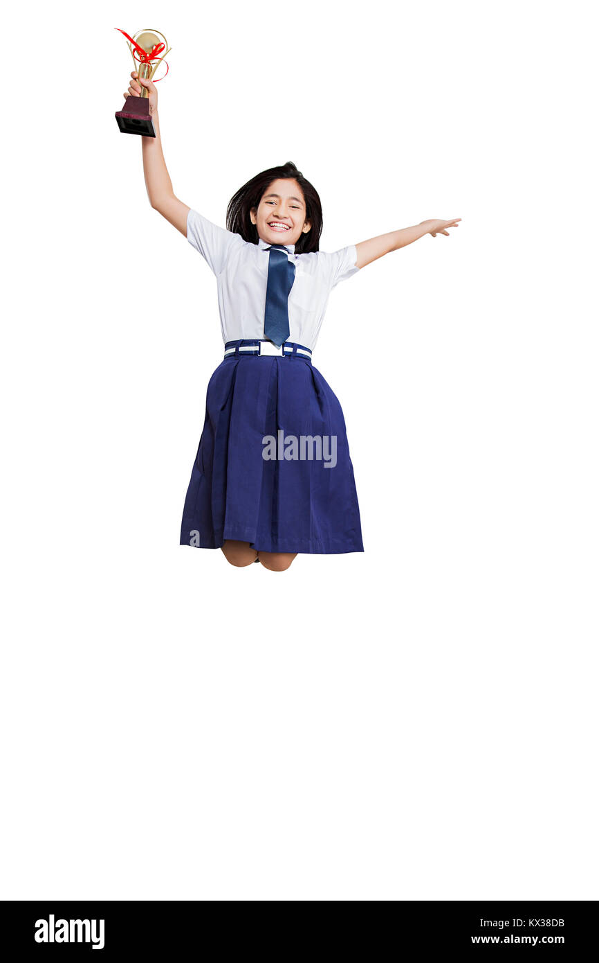 1 Indian High School girl studente Jumping trofeo vincendo il successo Foto Stock