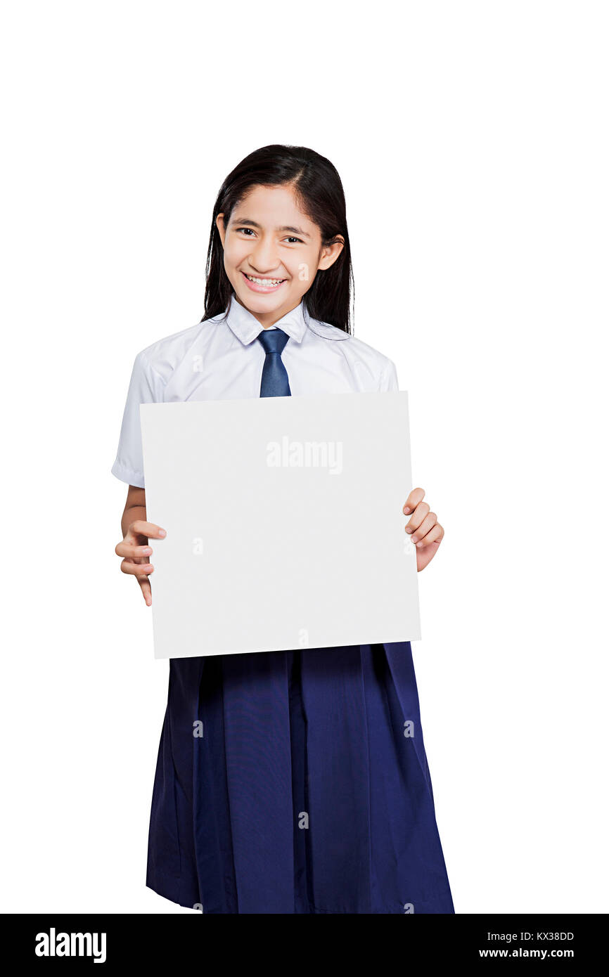 1 Indian ragazza giovane studente della scuola che mostra la Bacheca sorridente Foto Stock