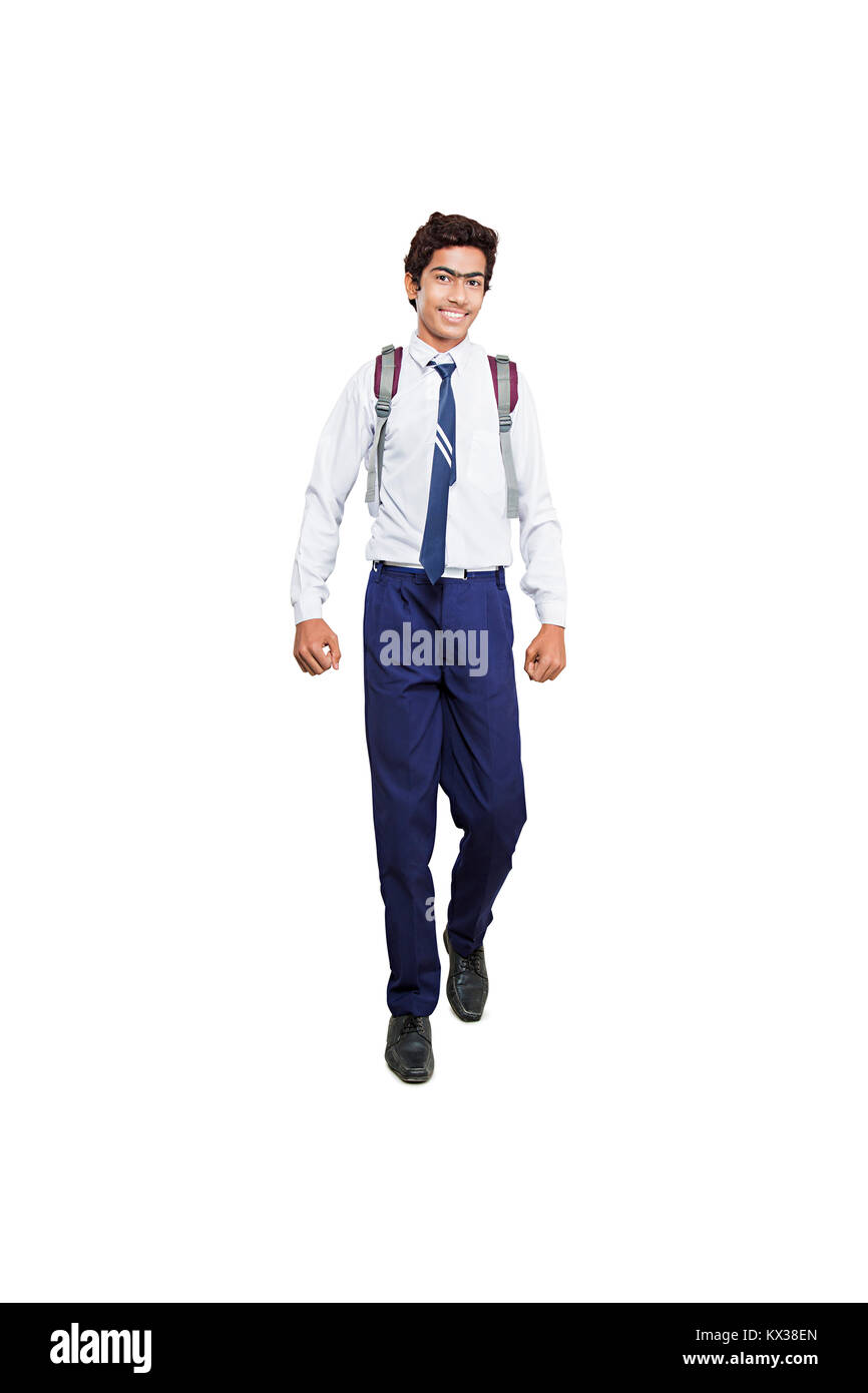 1 Indian ragazzo giovane studente della scuola con zaino a piedi Foto Stock