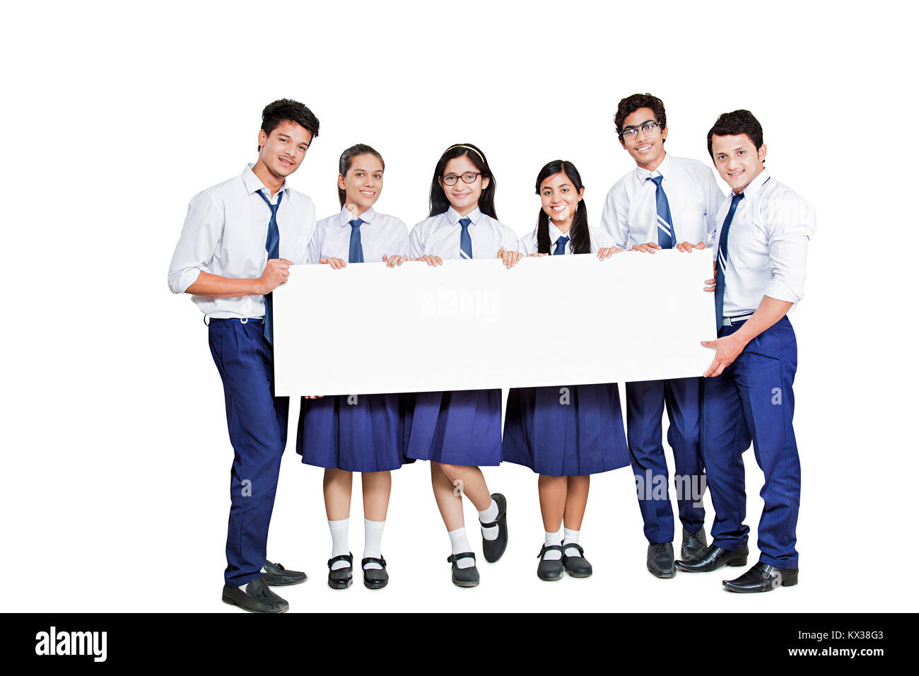 Gruppo Indian School giovani studenti insieme agli amici che mostra una lavagna bianca Foto Stock