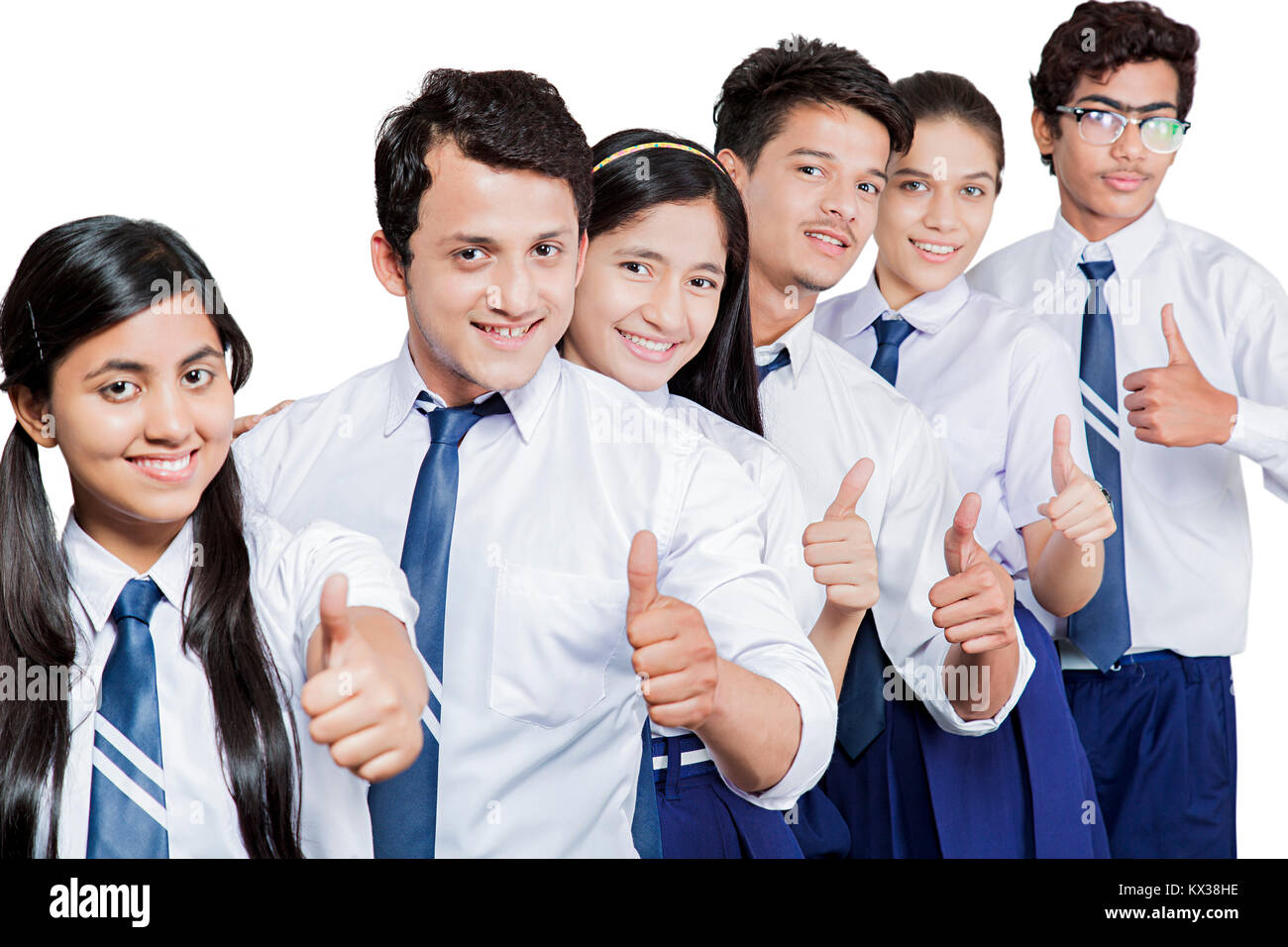 Gruppo indiano adolescenti scuola gli studenti amici mostrando Thumbsup educazione di successo Foto Stock