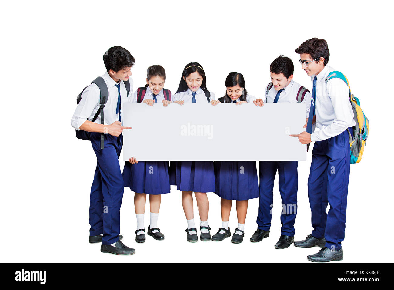 Gruppo indiano giovani studenti di scuola insieme Holding Message Board guardare Foto Stock