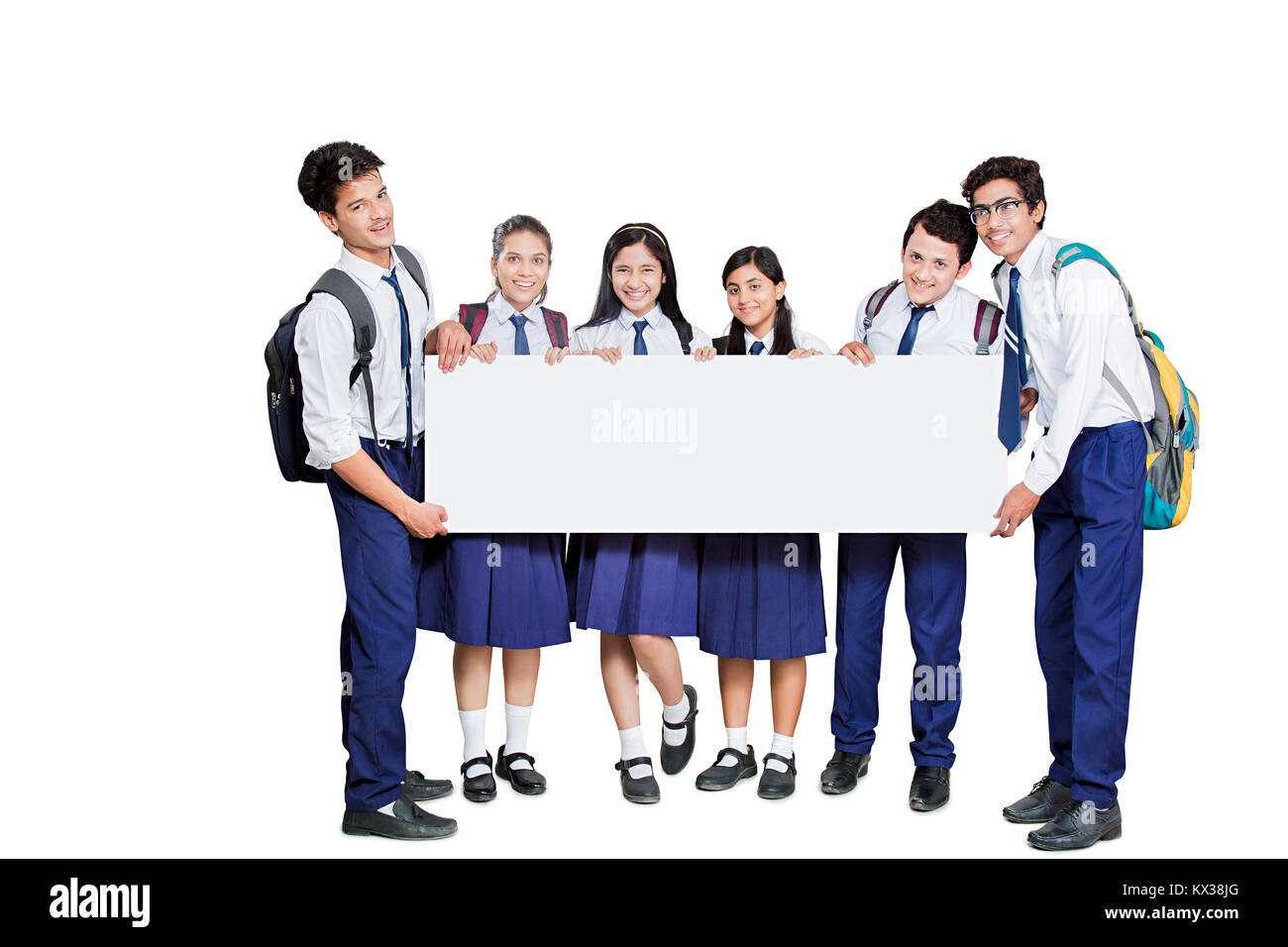 Gruppo indiano di alta scuola gli studenti amici che mostra la Bacheca istruzione Foto Stock