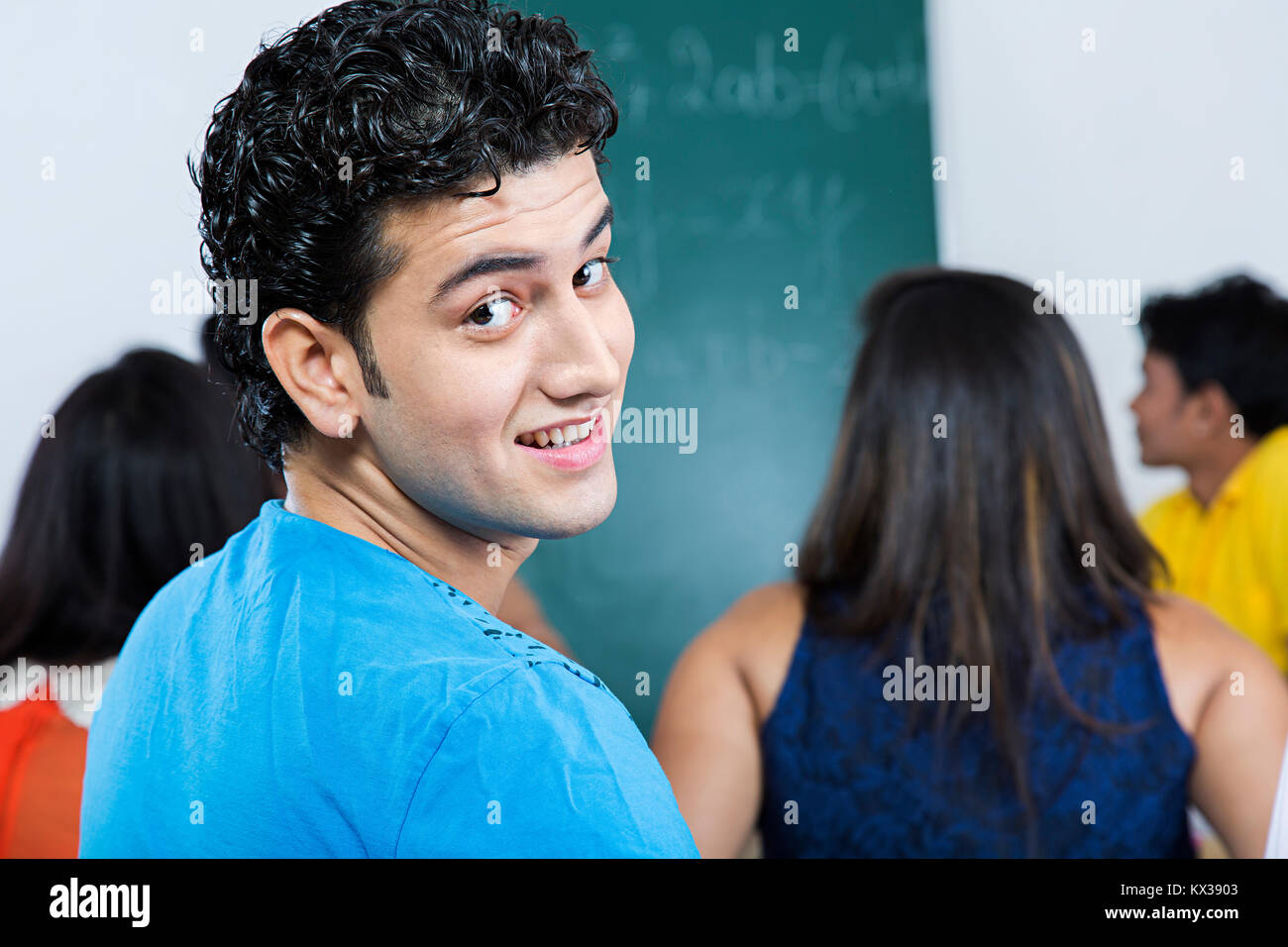 1 Il College indiano ragazzo di studio degli studenti in formazione in classe Foto Stock