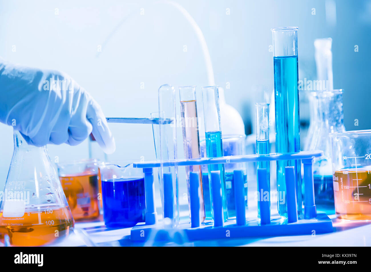 Lo scienziato indiano provetta per fare ricerca laboratorio clinico scienza chimica Foto Stock