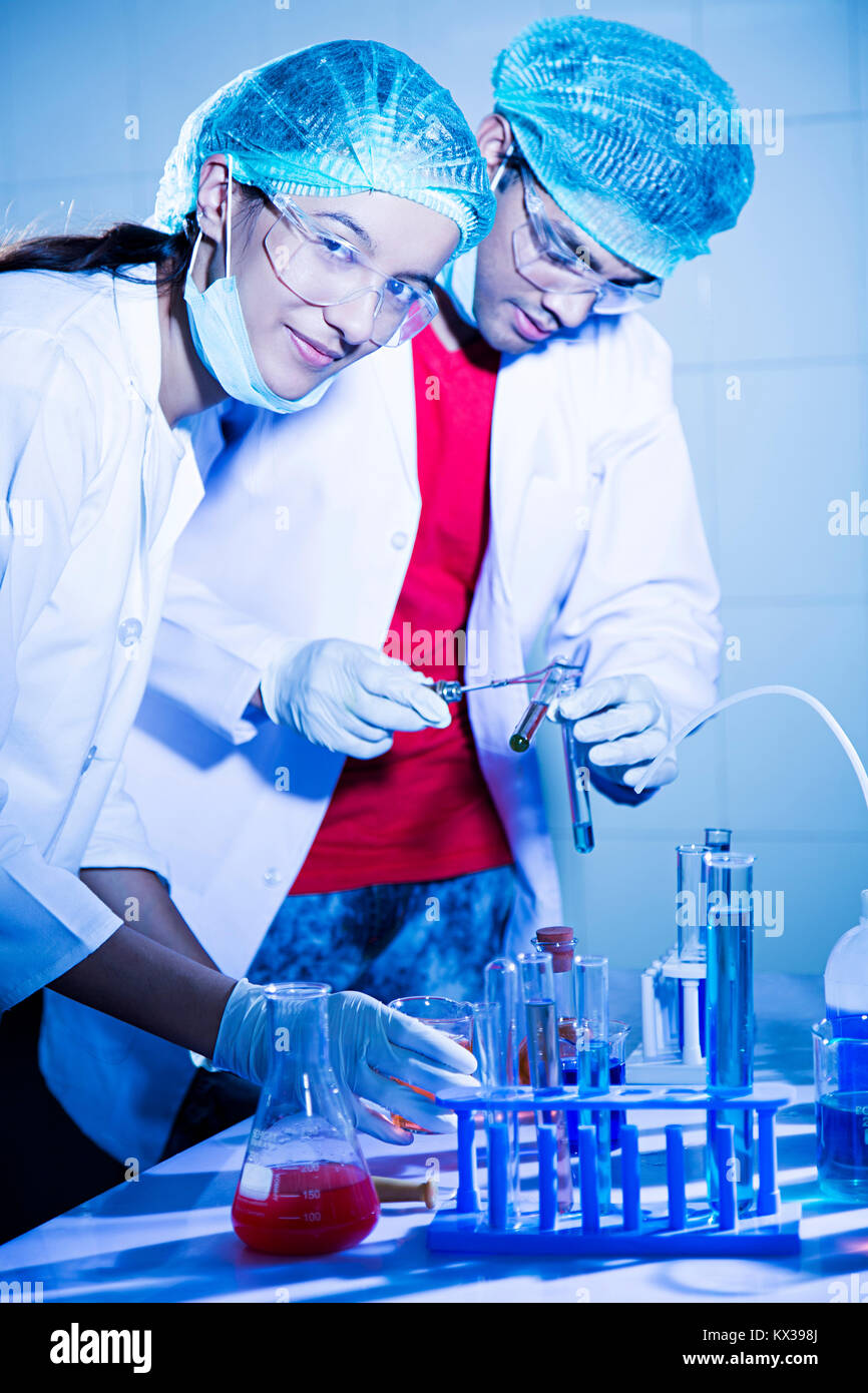 2 Scienza indiana gli studenti di chimica in laboratorio chimico tubo di prova la ricerca Foto Stock