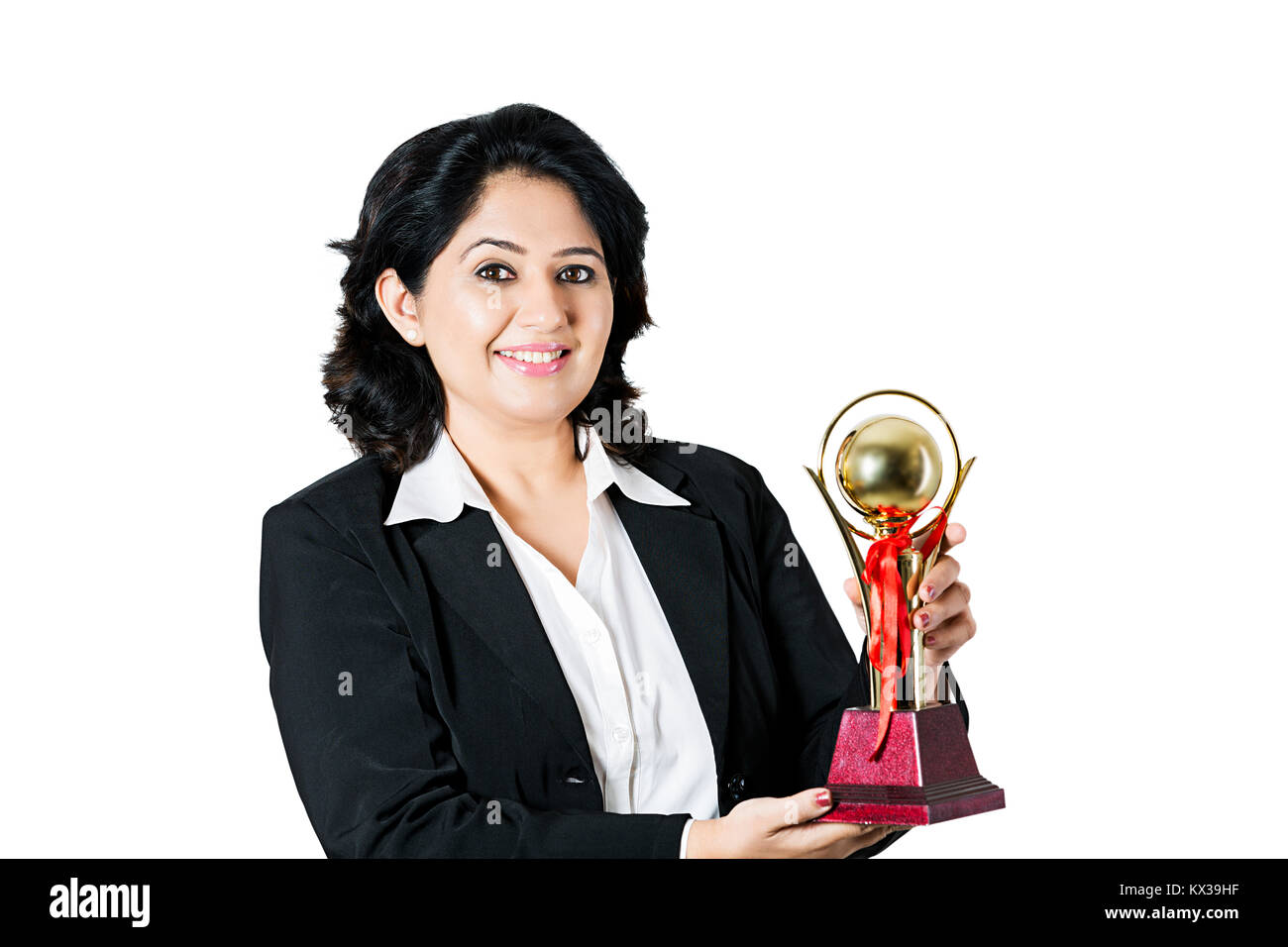 Felice Indian business Lady datore di lavoro che mostra la vittoria del Trofeo successo Foto Stock