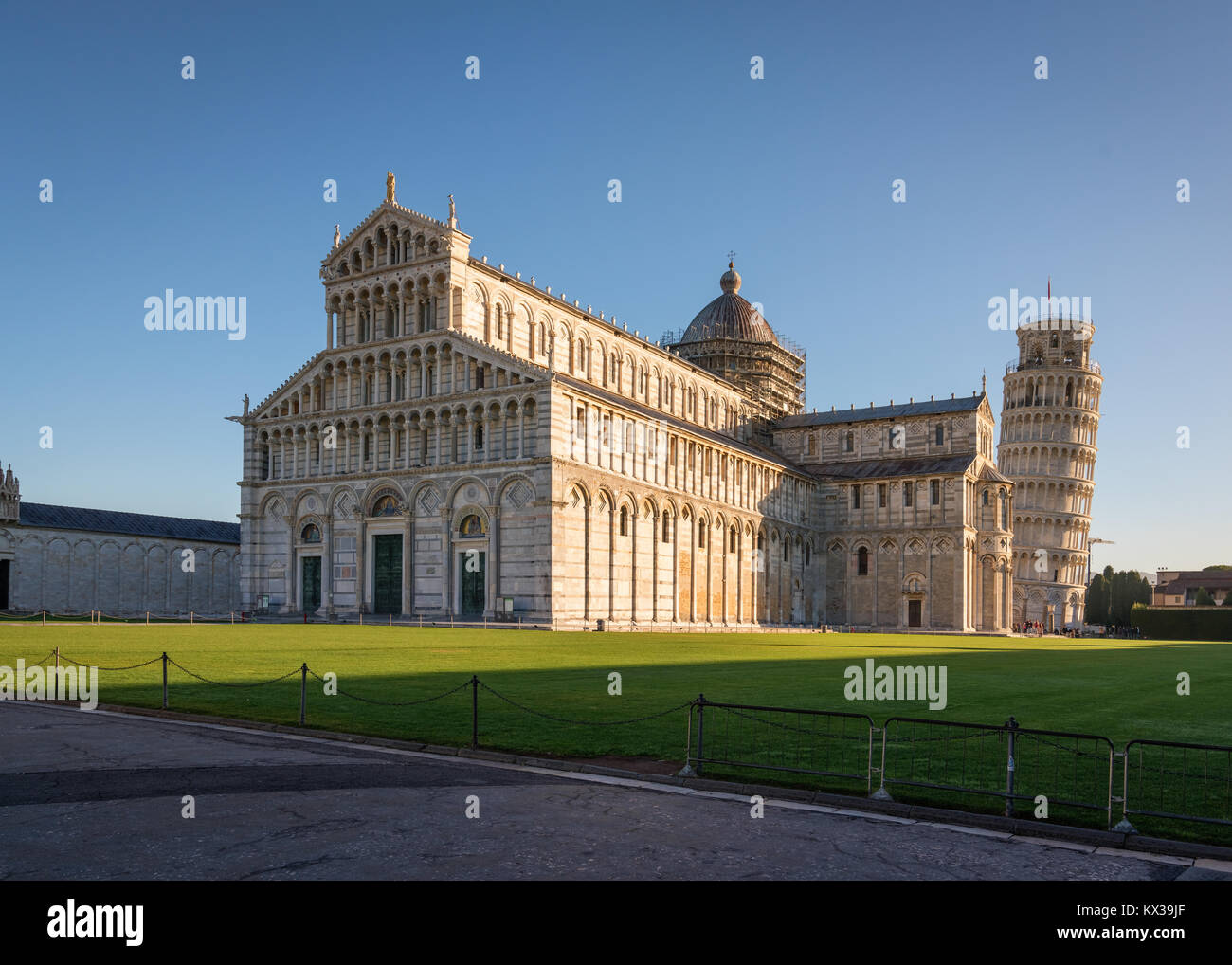 Pisa,Piazza dei Miracoli, con il Duomo e la torre pendente, sito patrimonio mondiale dell'Unesco,l'Italia. Foto Stock