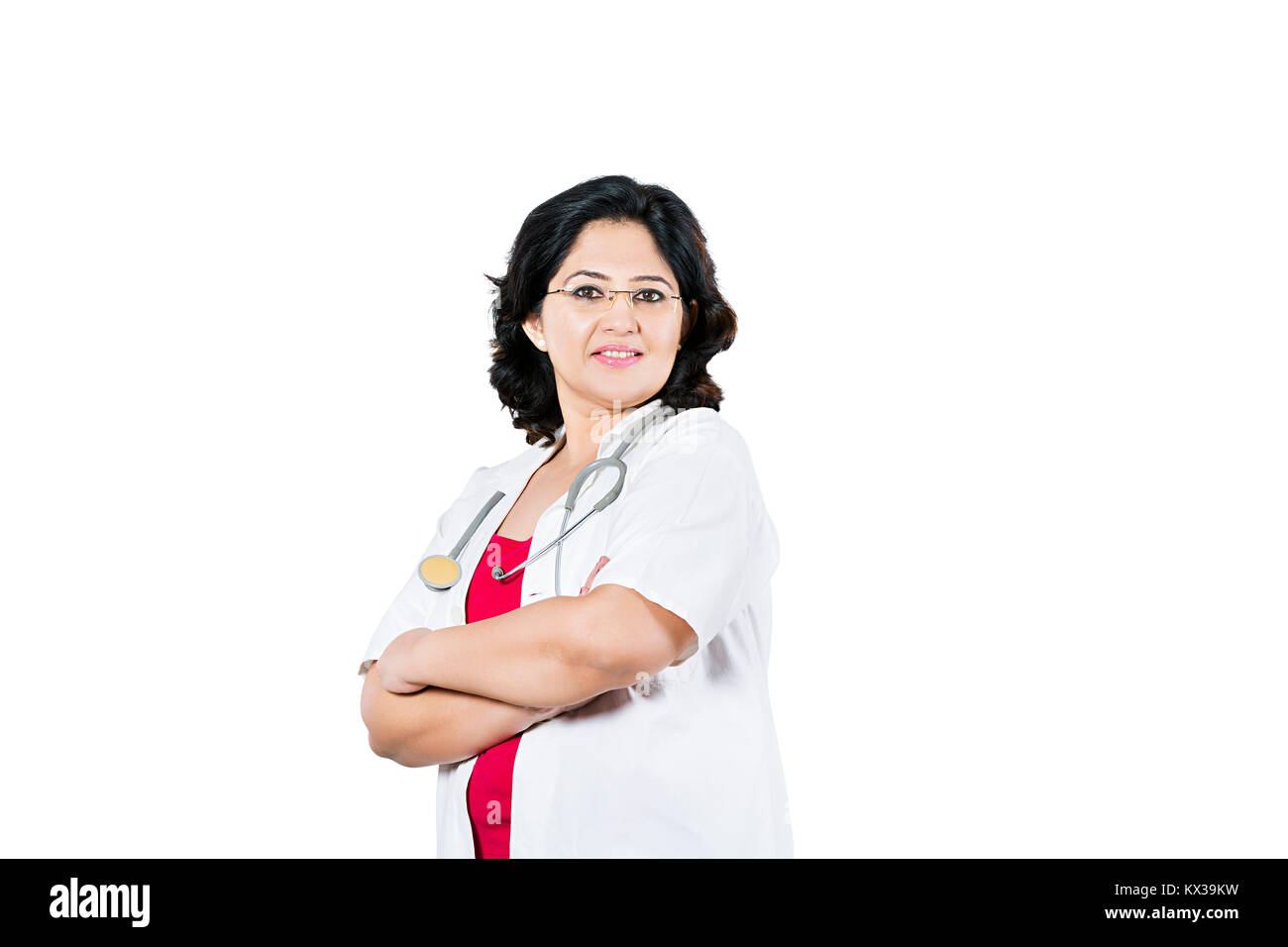 Indian medico donna con le braccia incrociate in piedi sorridente Foto Stock