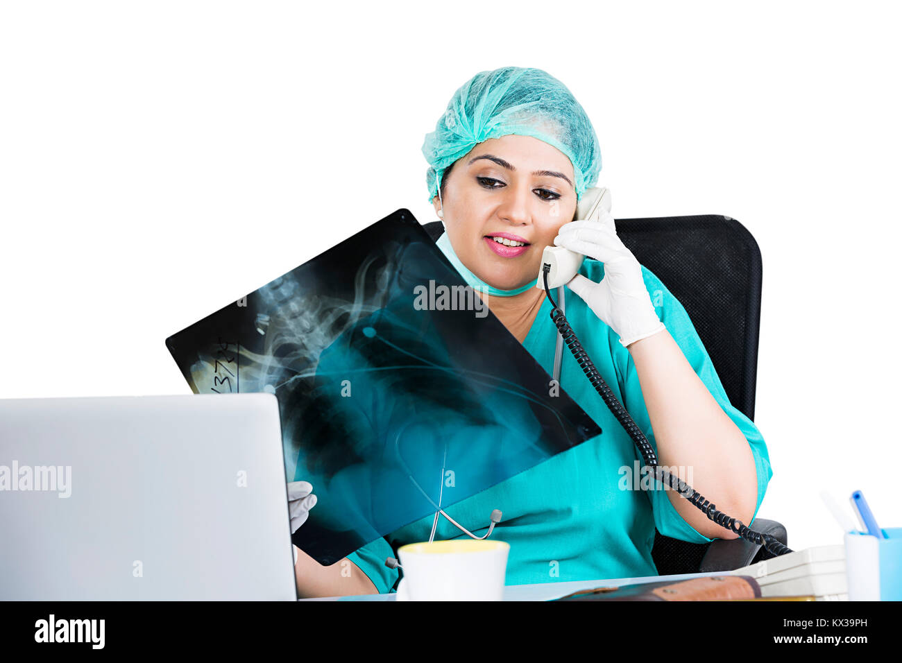 Indiano Medico Chirurgo Controllo X-ray Relazione e parlare per il telefono Foto Stock