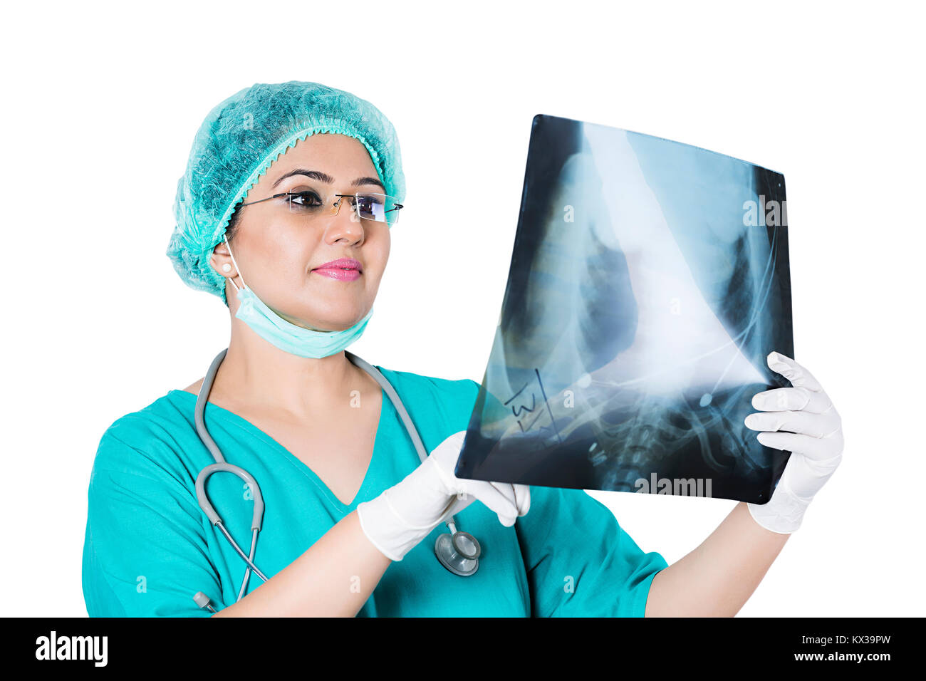 Indian chirurgo medico donna di controllo diagnostico X-ray relazione Foto Stock