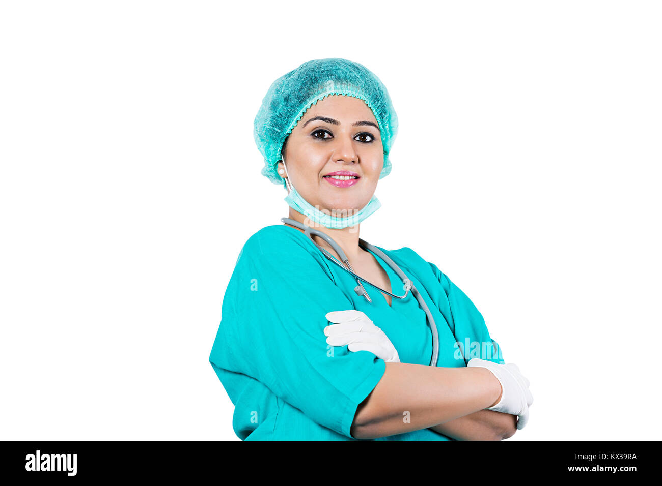 Chirurgo indiano Lady medico con le braccia incrociate in piedi sorridente Foto Stock