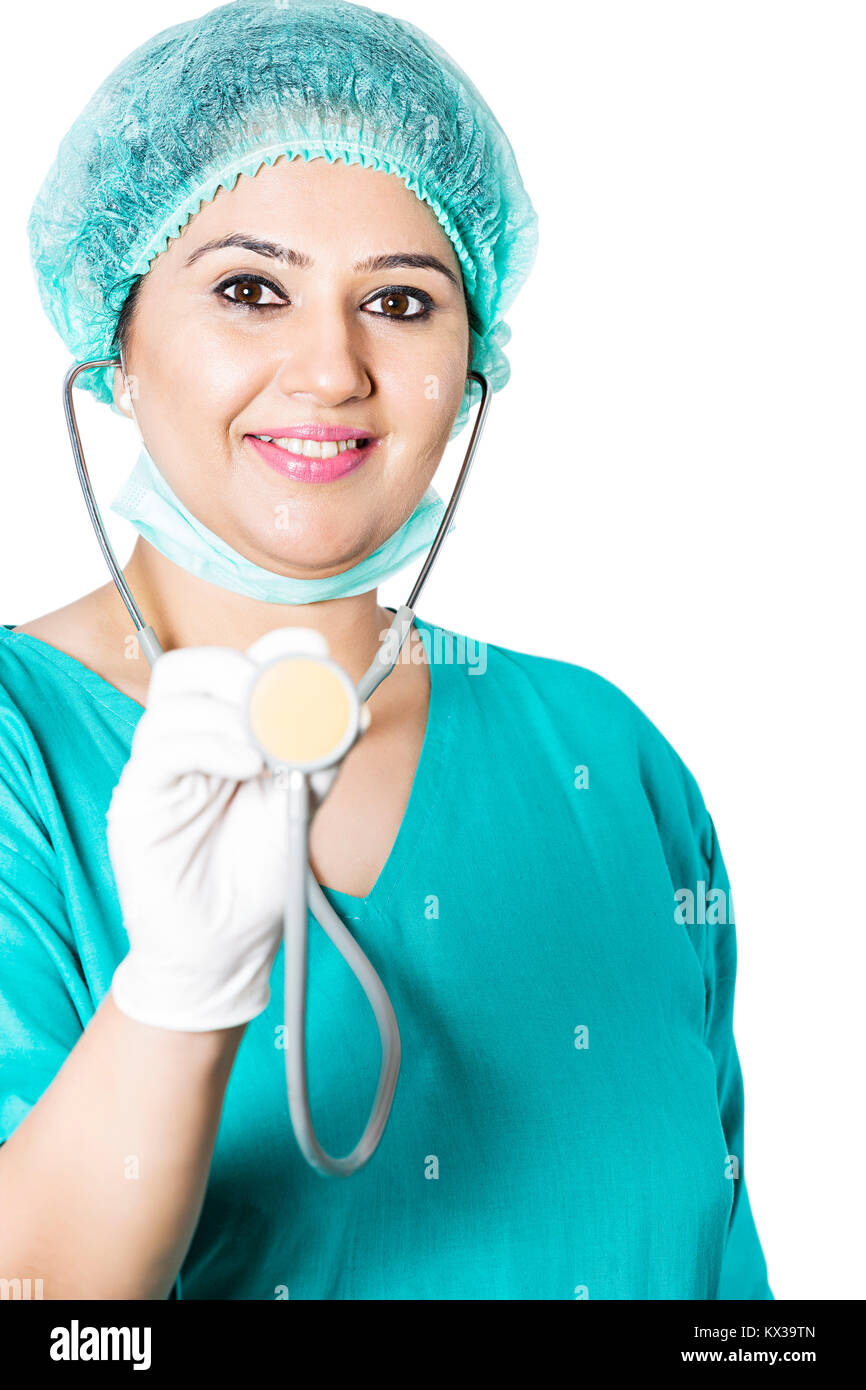Indian Medico Chirurgo Lady medico che mostra uno stetoscopio Foto Stock
