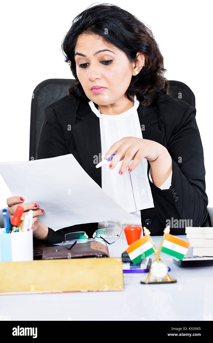 Avvocato indiano donna lettura carta caso legge il lavoro di ufficio Foto Stock