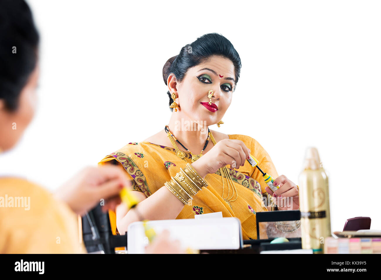 Indiano Marathi bella donna di vestirsi bellezza Make-up Moda Foto Stock