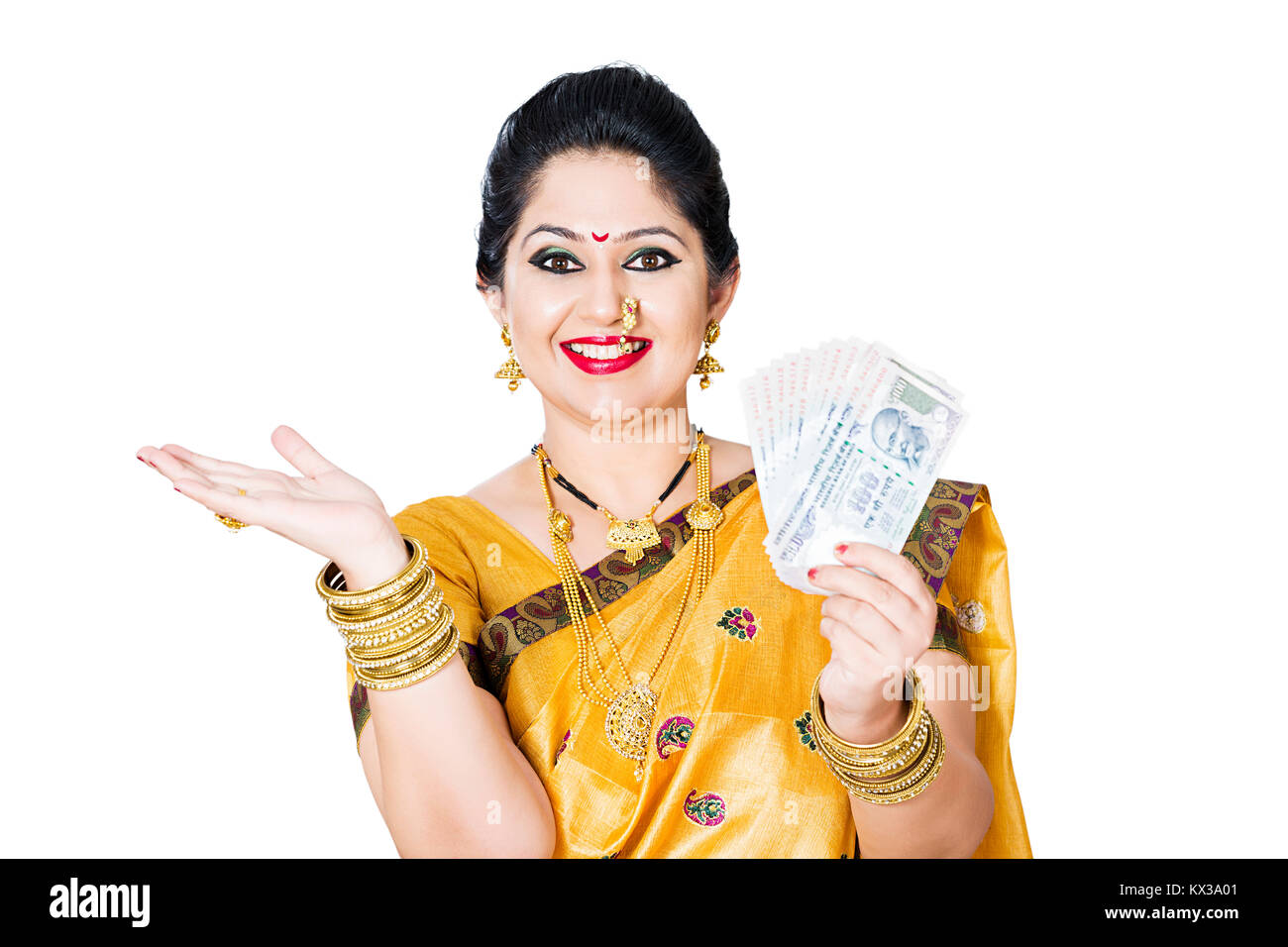 Indian Marathi donna mostra rupie note di Risparmio di denaro Foto Stock