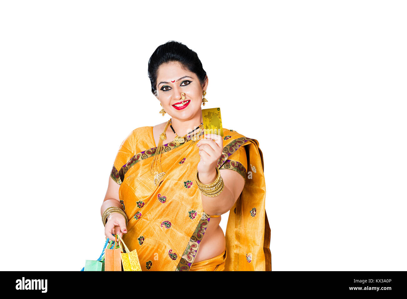 Indian Marathi donna Diwali Shopping Bag che mostra una carta di debito Foto Stock