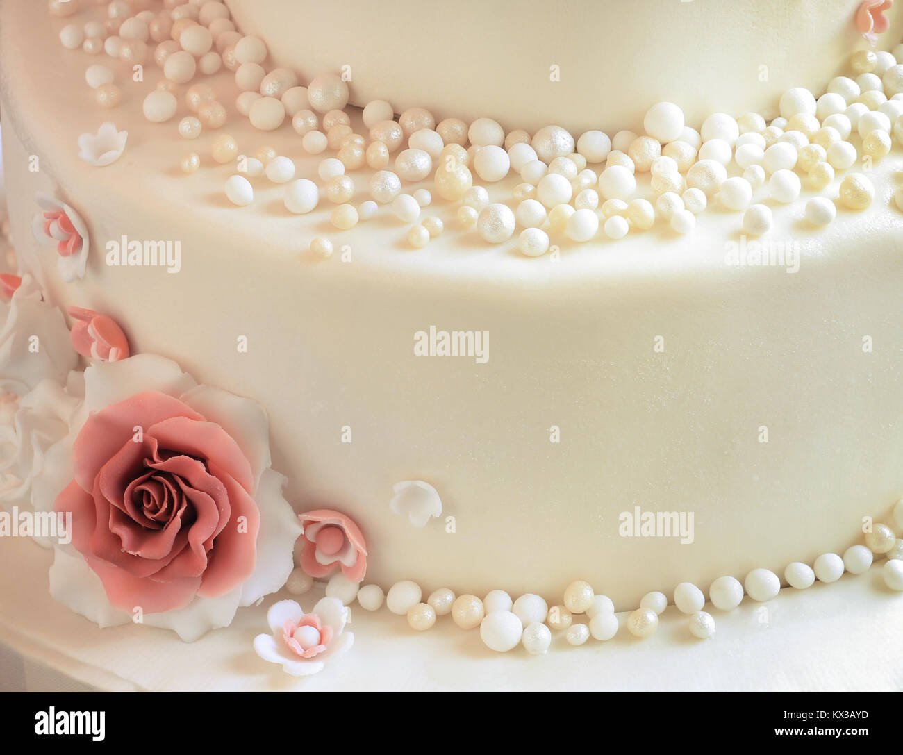 Rose di zucchero con perle perle di zucchero sulla torta closeup Foto Stock