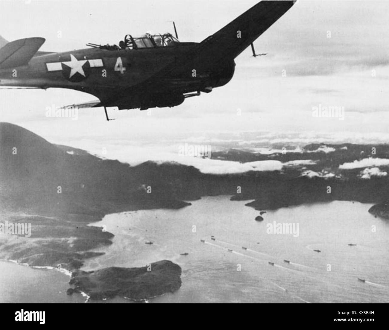 Una fotografia di un bombardiere in picchiata Douglas SBD-5 Dauntless che copre gli sbarchi a Tanahmerah Bay, Hollandia, il 22 aprile 1944, illustrando le operazioni militari della seconda guerra mondiale. Foto Stock