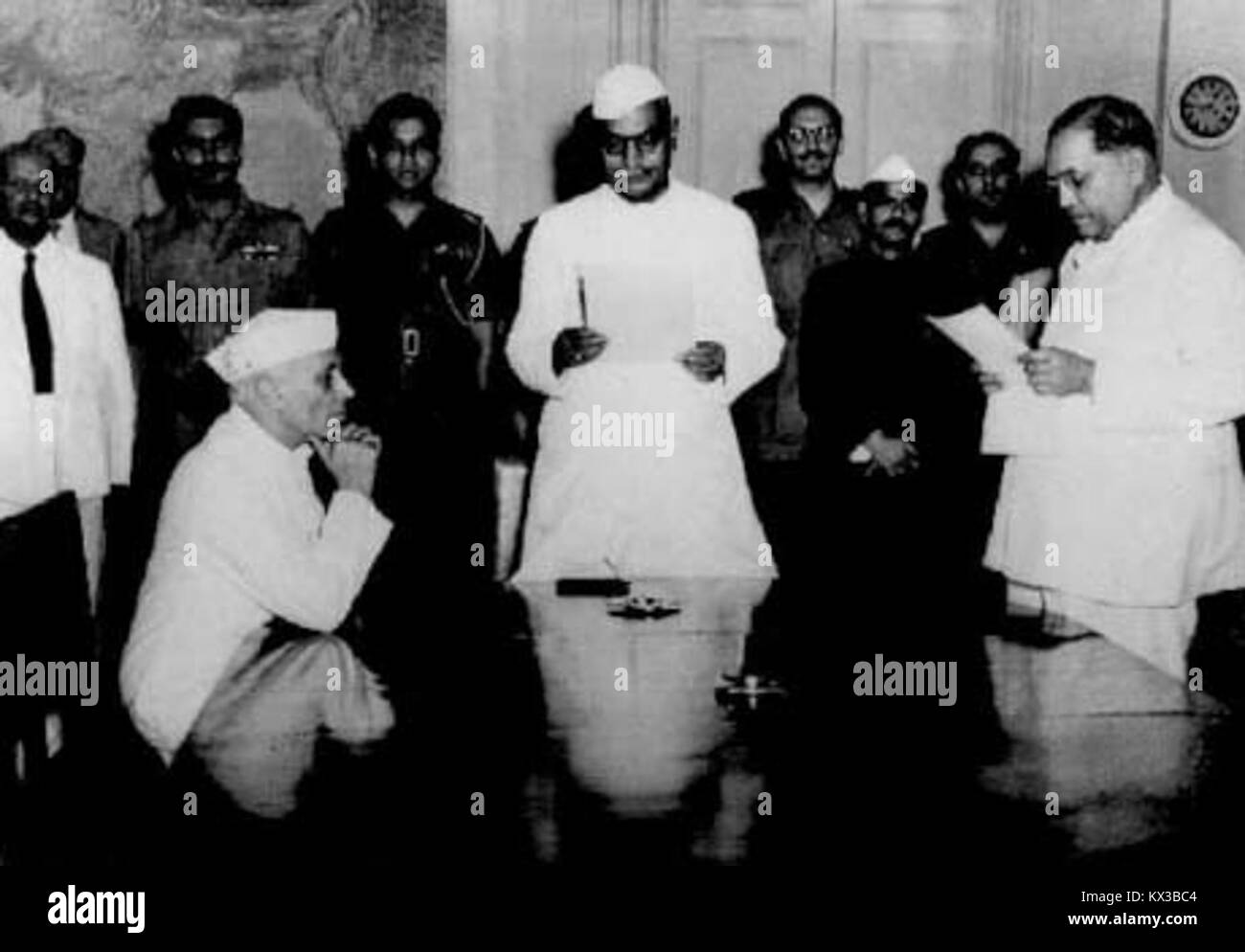 Il Dr. B.R. Ambedkar ha prestato giuramento come ministro della legge nel gabinetto del primo ministro Jawaharlal Nehru, segnando il suo ruolo nel governo post-indipendenza dell'India. Foto Stock