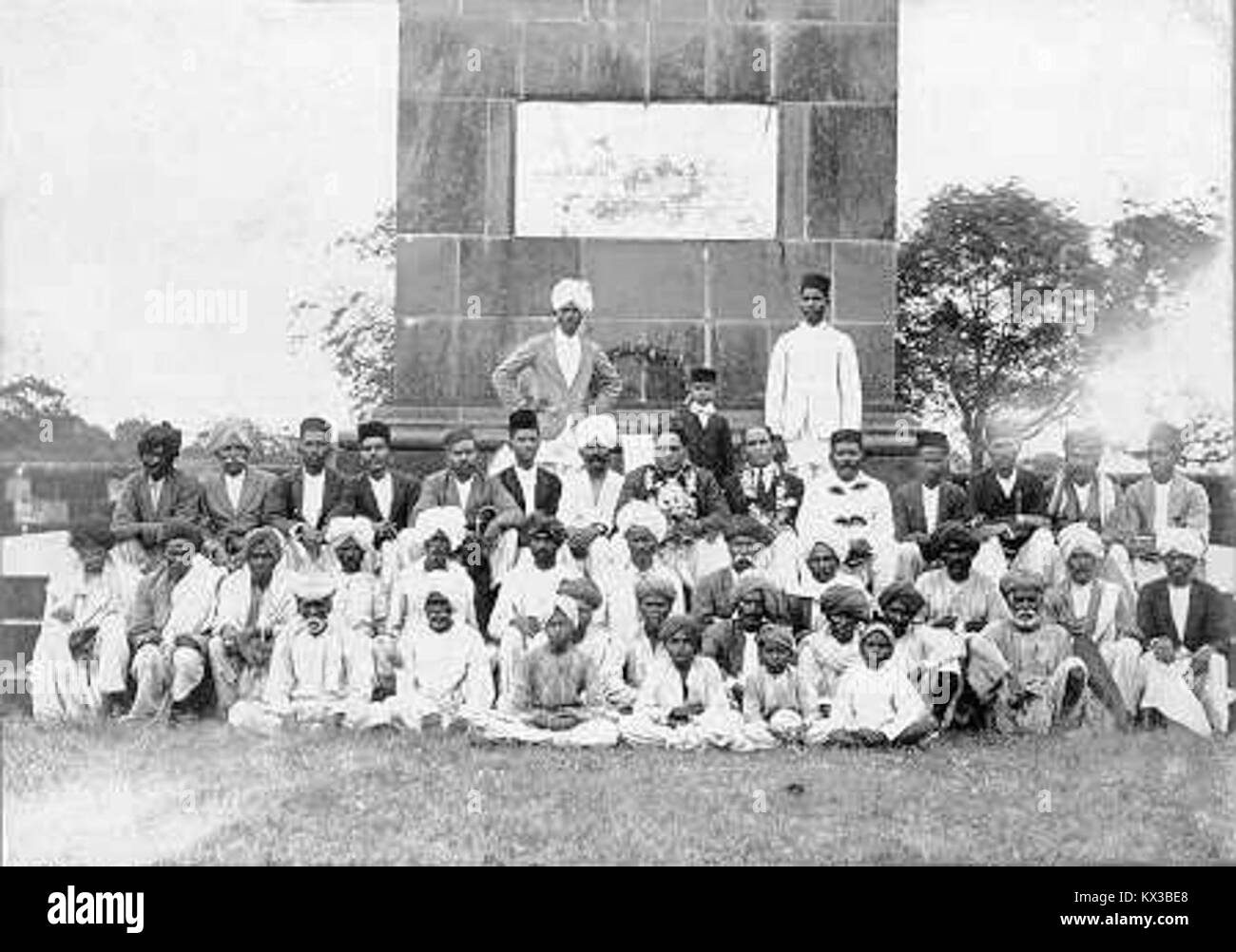 Il dott. Babasaheb Ambedkar e i suoi seguaci a 'Vijaystambha', Bhima-Koregaon, Tal. Haveli, Pune (Maharashtra) per salutare per il coraggioso Mahar reggimento di soldati che ha vinto la battaglia Foto Stock