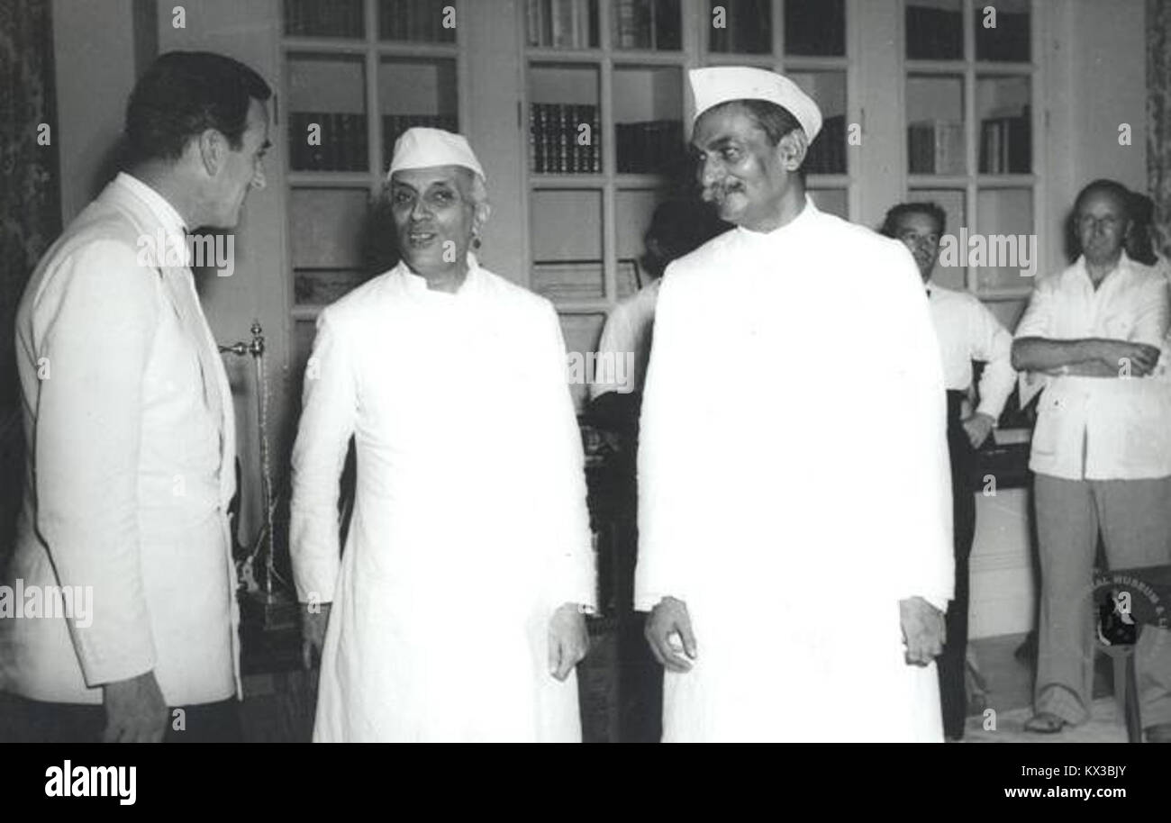 Il dottor Rajendra Prasad, Jawaharlal Nehru e Lord Mountbatten a mezzanotte di sessione del Parlamento europeo Foto Stock