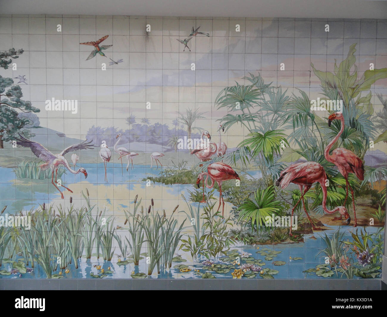 Questa fotografia cattura il corridoio d'ingresso di 43 bis rue Damrémont a Parigi, con ceramiche ispirate alle opere d'arte di Francisque Poulbot. Foto Stock