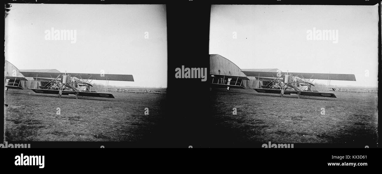 Questa immagine mostra l'aeromobile Dugny RGA Biplan Moineau della collezione Berthelé, evidenziandone il design biplano e il significato storico dell'aviazione. Foto Stock