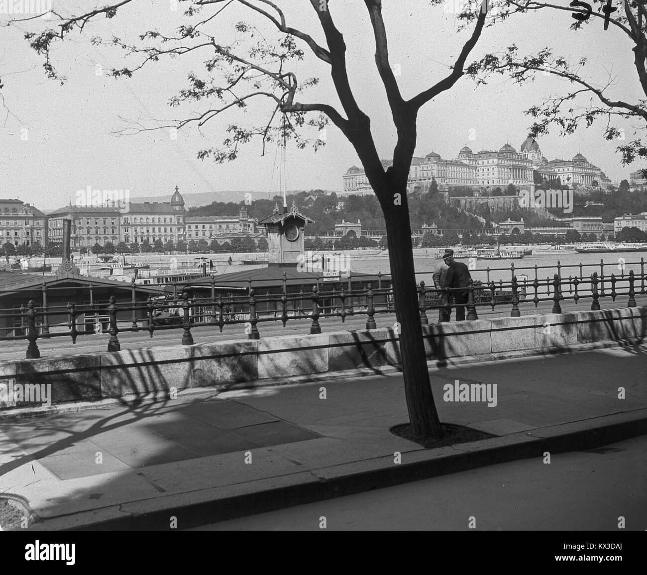 Questa fotografia mostra il molo internazionale di Dunakorzó in Ungheria, con il Palazzo reale sullo sfondo e il paesaggio lungo il fiume. Foto Stock