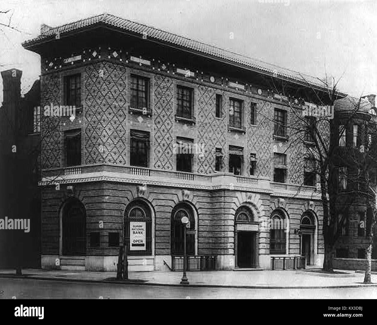 Vista architettonica dell'edificio della DuPont National Bank, evidenziando il design della facciata, la struttura e la posizione urbana. Foto Stock