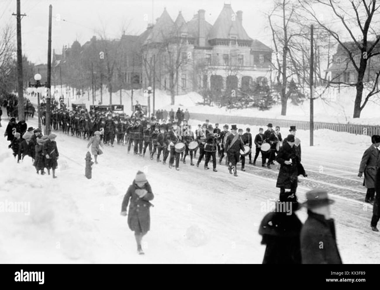 Questa parata del giorno di San Patrizio a Quebec City presenta una vivace processione di strada che celebra la cultura e il patrimonio irlandese, caratterizzata da musica tradizionale, danza, costumi e partecipazione pubblica. Foto Stock