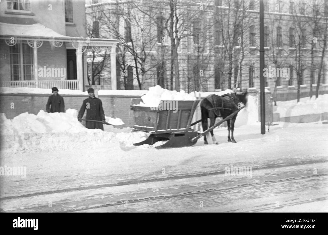 Questa immagine storica cattura le attività di rimozione della neve in Québec nel 1904, mostrando come la città ha gestito forti nevicate durante l'inverno. Mette in evidenza i metodi di rimozione della neve urbana all'inizio del XX secolo in una città canadese. Foto Stock