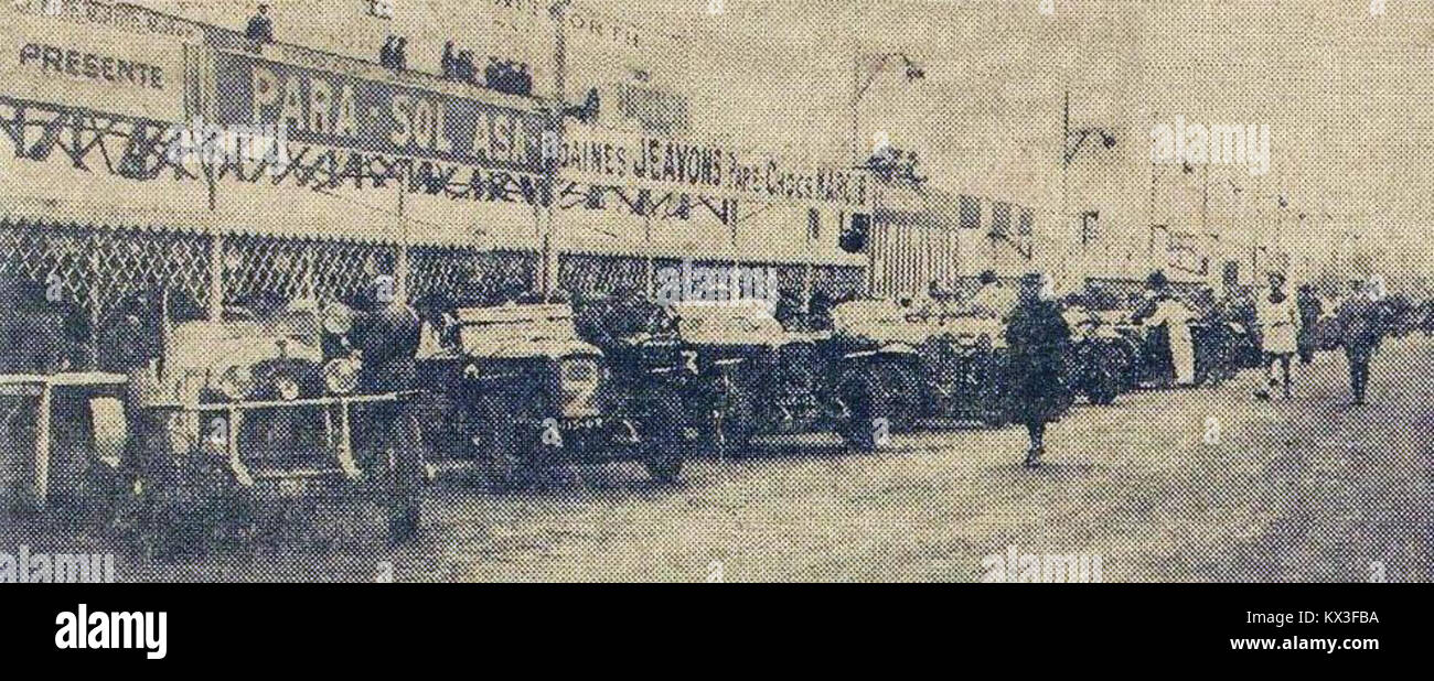 Questa immagine mostra la partenza della 24 ore 1926 di le Mans, una delle gare di endurance più prestigiose al mondo. L'evento ha segnato un momento significativo nella storia degli sport motoristici, mostrando le gare automobilistiche dei primi anni del XX secolo. Foto Stock Questa immagine mostra la partenza della 24 ore 1926 di le Mans, una delle gare di endurance più prestigiose al mondo. L'evento ha segnato un momento significativo nella storia degli sport motoristici, mostrando le gare automobilistiche dei primi anni del XX secolo. Foto Stock