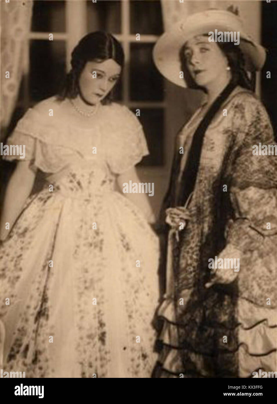 Questo dipinto ungherese "Dörün, ifjasszony-2" raffigura una giovane donna, enfatizzando la ritrattistica, lo stile artistico e le tradizioni artistiche ungheresi dell'inizio del XX secolo. Foto Stock