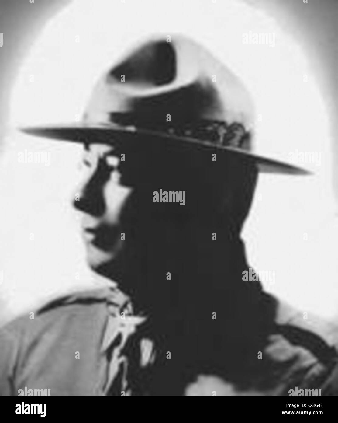 Álvaro de Melo Machado, una figura di spicco nella storia brasiliana, è raffigurato con un'uniforme da scout. Questa immagine mette in evidenza la sua associazione con le organizzazioni giovanili e il suo ruolo nei movimenti culturali e sociali brasiliani. Foto Stock