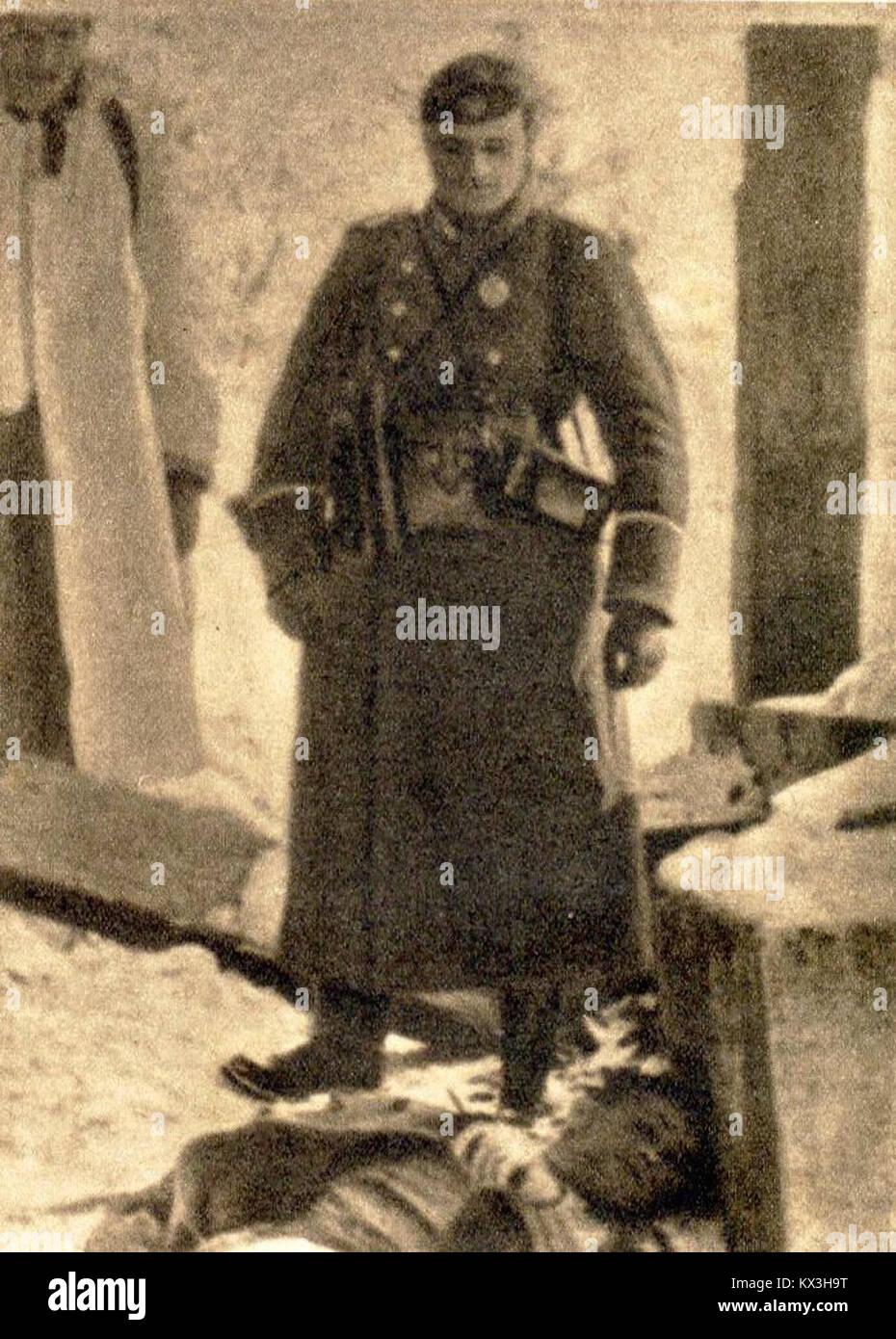 Član gestapa ob svoji žrtvi Foto Stock