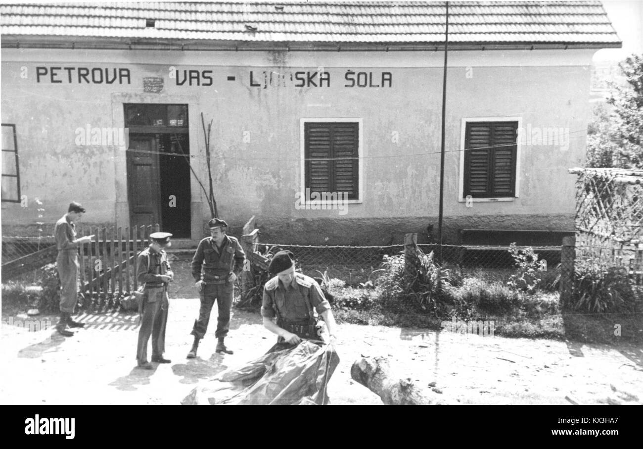 Membri della missione militare anglo-americana in Slovenia, raffigurati in un gruppo durante la guerra. Foto Stock
