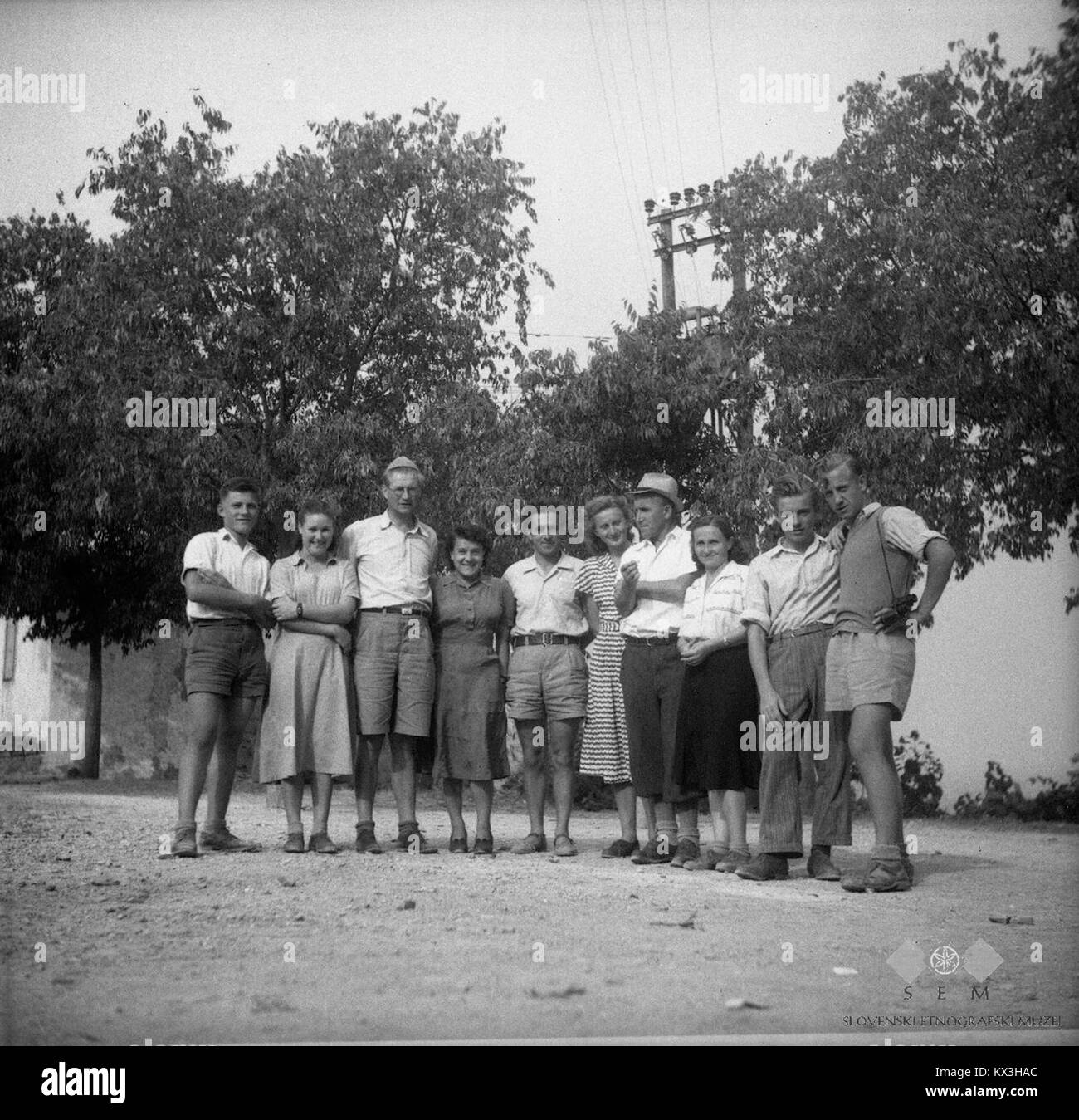 Membri del gruppo EM nel 1950, coinvolti in attività sul campo o scientifiche. Foto Stock
