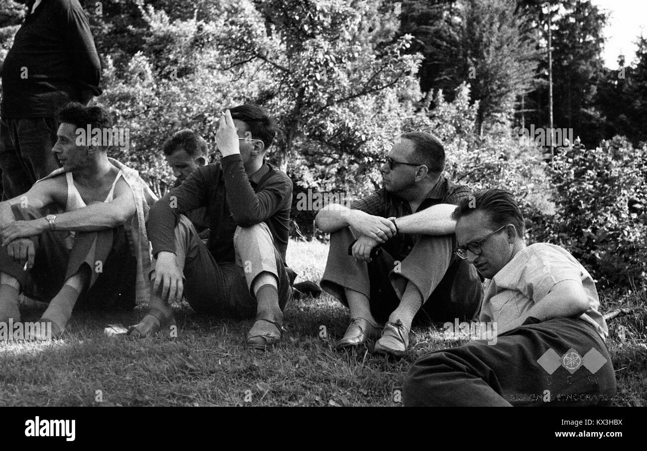 La fotografia raffigura un gruppo a Vitanje, in Slovenia, nel 1963, riunito nella foresta vicino a un castello, che riflette la vita sociale e comunitaria del periodo. Foto Stock