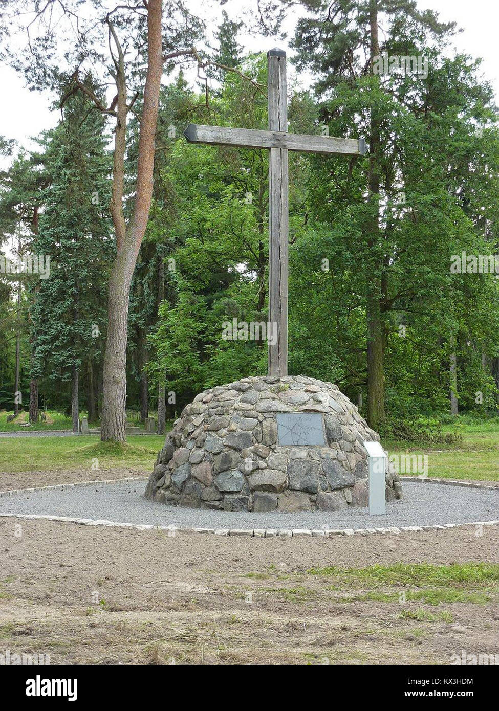 Il monumento di Lambinowice commemora le vittime della prima guerra mondiale. Questo sito storico serve a ricordare l'impatto della guerra sulle comunità locali in Polonia, sottolineando l'importanza del ricordo e della pace. Foto Stock