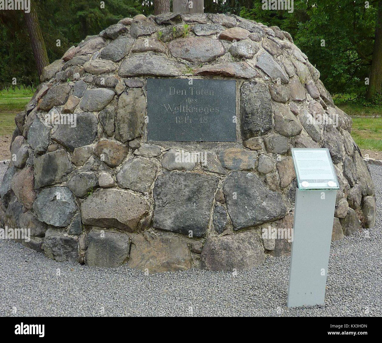 Il Pomnik ofiar i wojny światowej (Monumento alle vittime della prima guerra mondiale) a Lambinowice è un monumento storico dedicato alla guerra in onore delle vittime della prima guerra mondiale, che riflette il profondo legame con la storia militare e nazionale della Polonia. Foto Stock