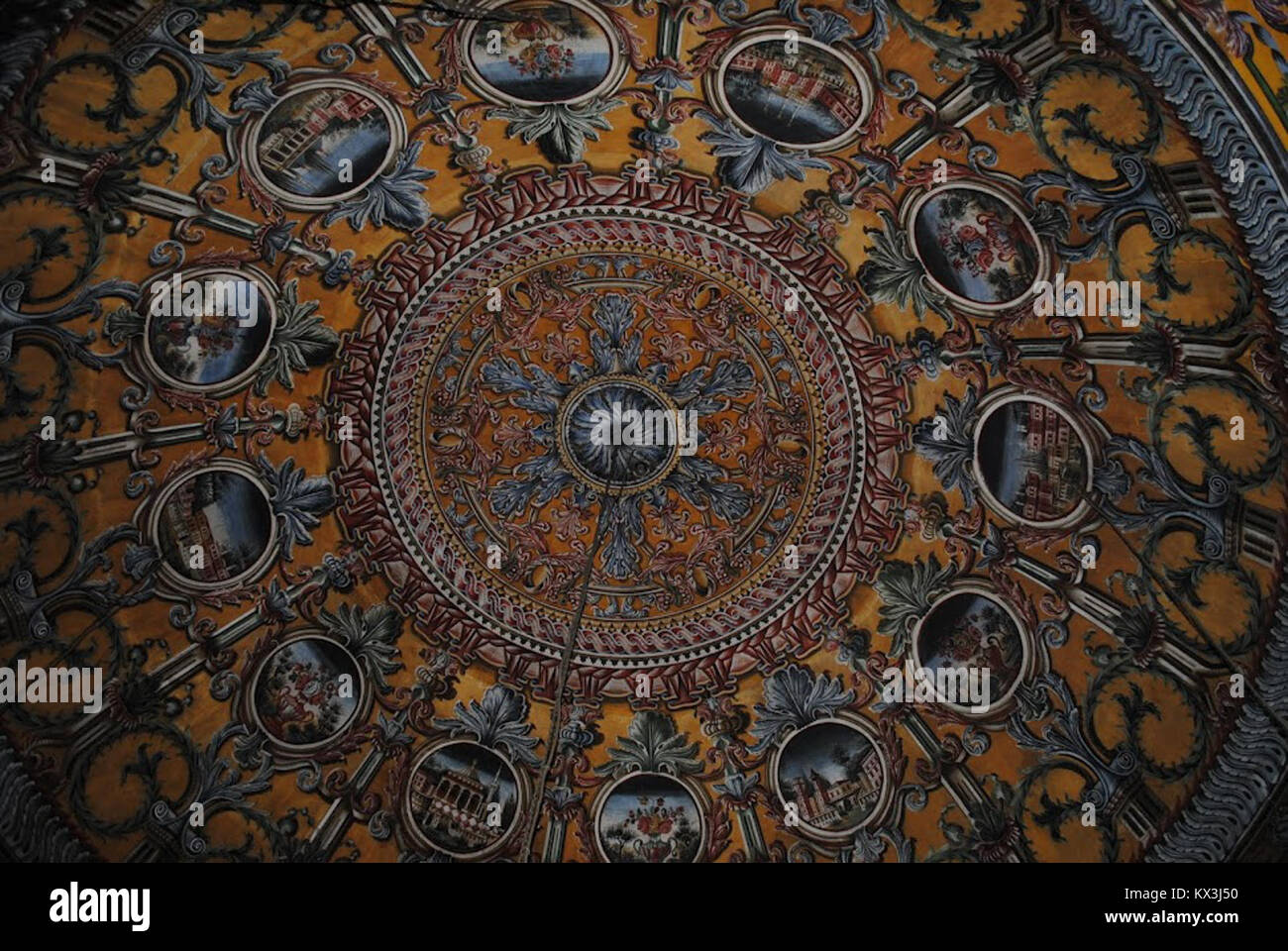 Questa immagine mostra l'interno della moschea di Šarena, illustrando il suo design architettonico, gli elementi decorativi e il significato nel patrimonio religioso e culturale. Foto Stock