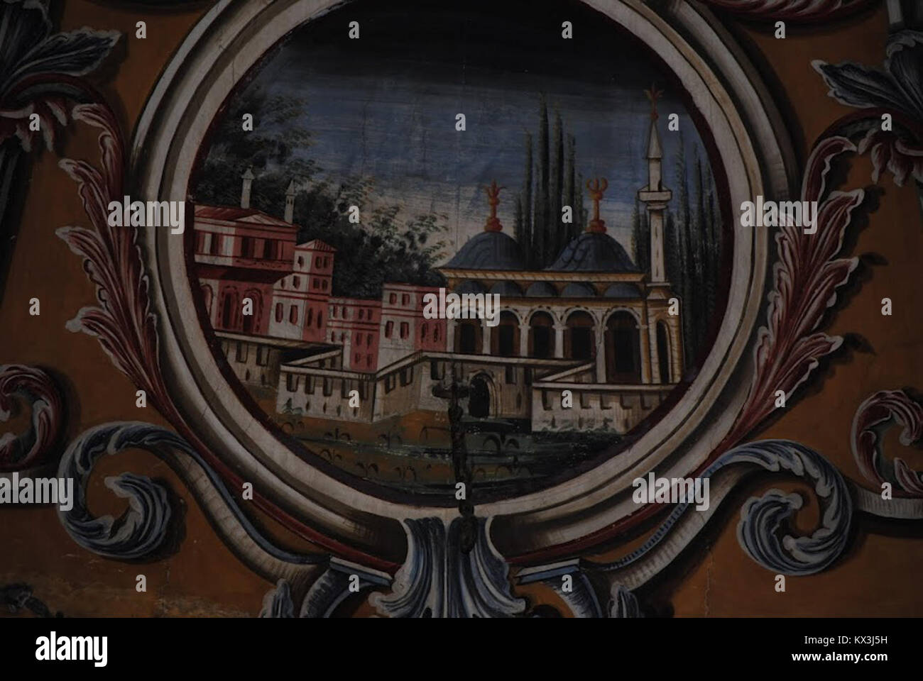 Una fotografia dell'interno della moschea di Sarena, che mette in risalto l'architettura islamica, gli elementi decorativi e il significato culturale. Foto Stock