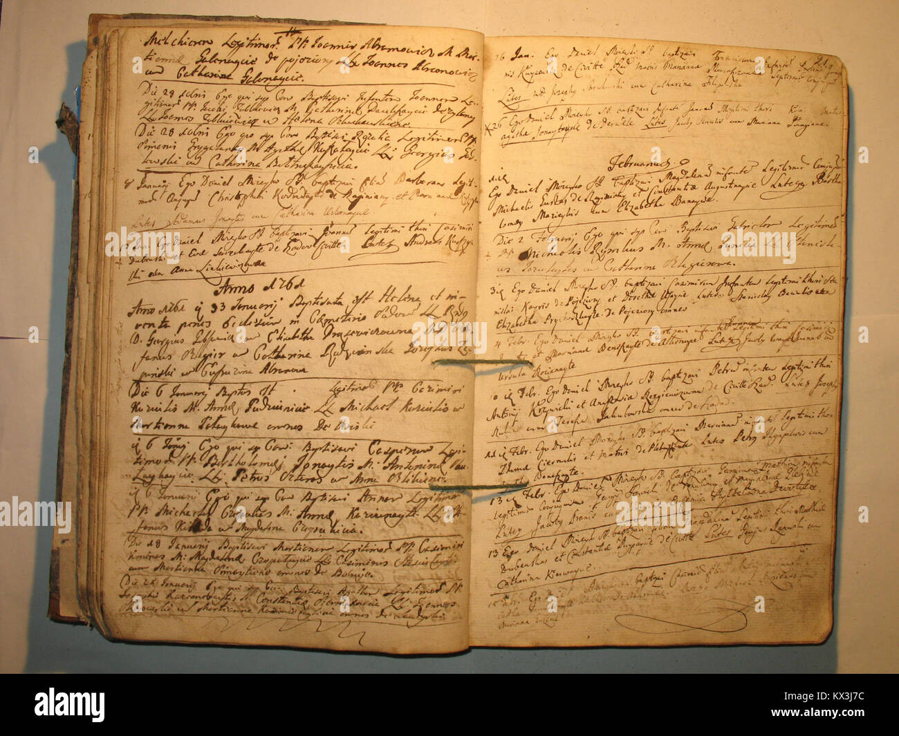 Registro battesimale di Šeduvos RKB dal 1758 al 1779, che fornisce registrazioni di battesimi, famiglie locali e pratiche religiose in Lituania. Foto Stock