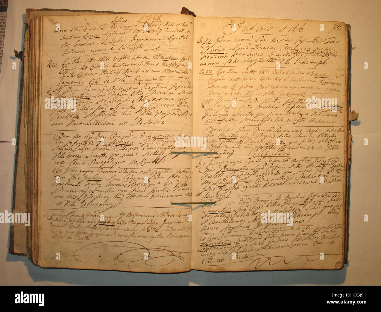 Registro battesimale di Šeduvos RKB (1758-1779), che documenta nascite, battesimi e registri parrocchiali in Lituania. Foto Stock