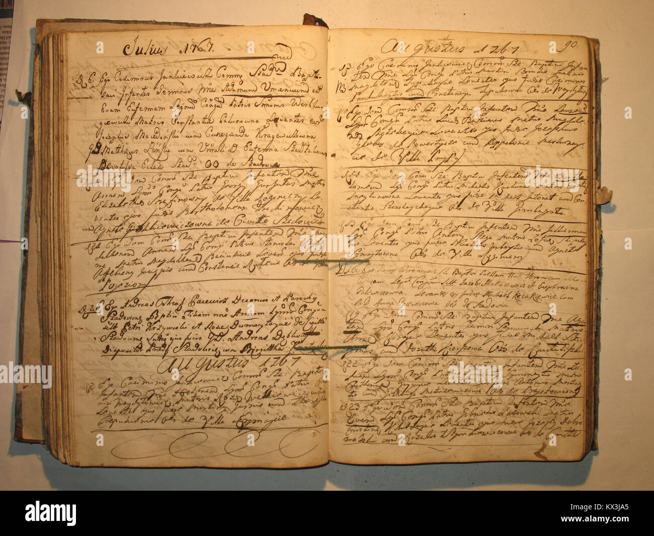 Registro battesimale di Šeduvos RKB dal 1758 al 1779, che documenta le cerimonie religiose locali, le nascite e la demografia parrocchiale in Lituania. Foto Stock