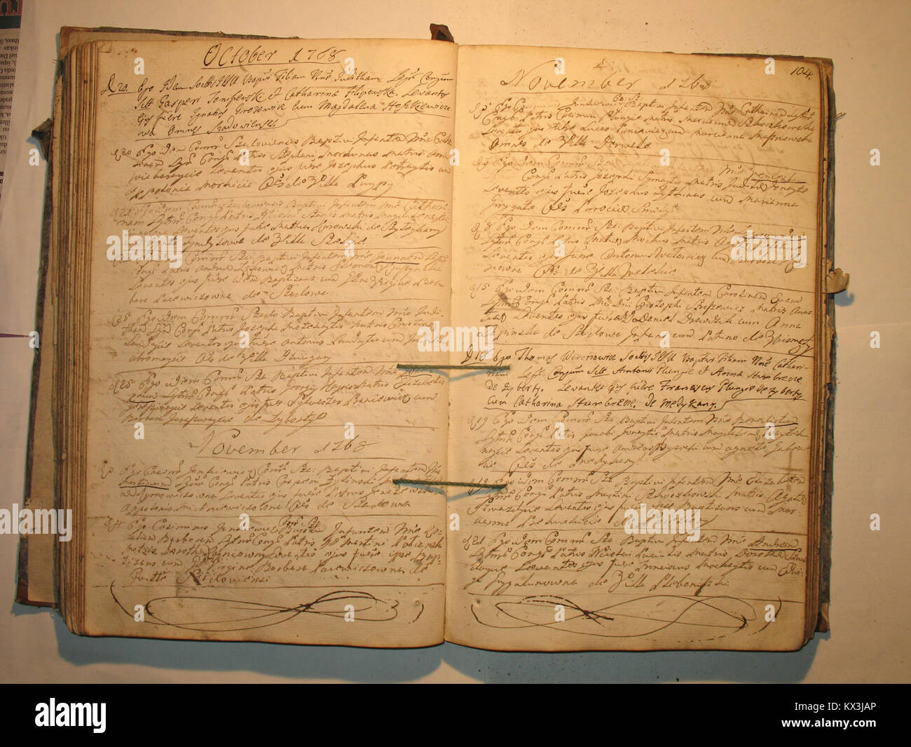 Registro battesimale di Šeduvos RKB dal 1758 al 1779, che descrive le nascite, i battesimi e la popolazione parrocchiale in Lituania. Foto Stock