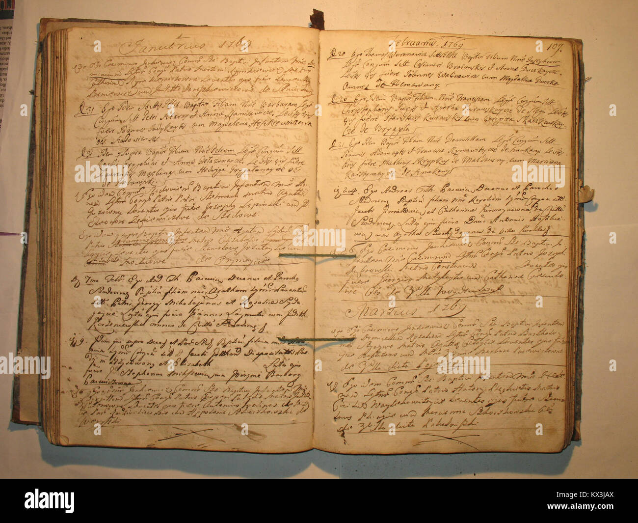 Registro battesimale di Šeduvos RKB dal 1758 al 1779, che registra cerimonie religiose, nascite e demografia parrocchiale in Lituania. Foto Stock